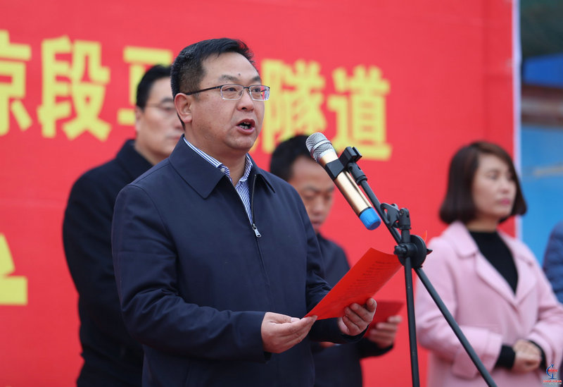 2、甘肅省公路建設(shè)管理集團(tuán)有限公司總經(jīng)理張曉軍在貫通典禮上講話。.jpg