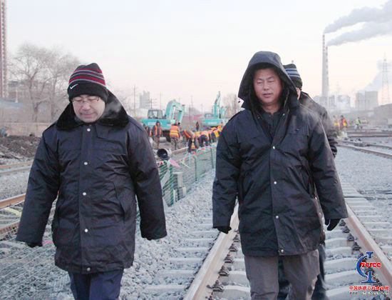 圖四、中國鐵建大橋局集團工管部長劉玉清（左一）四公司副總王保良（右）在現(xiàn)場指導工作.jpg