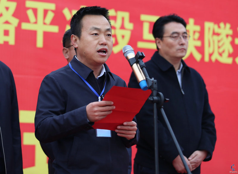 1、圖為中鐵直來直去下一局三公司副總經(jīng)理、項目經(jīng)理魏惠民主持貫通慶典儀式。.jpg