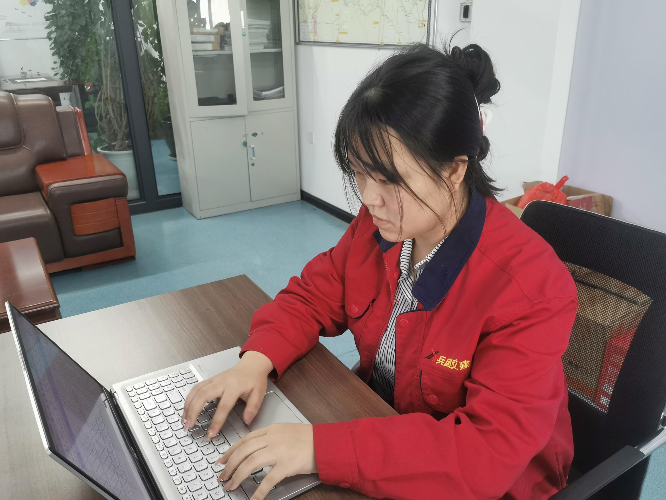 張雪艷正在和對農民工工資 張雪艷正在核對農民工工資